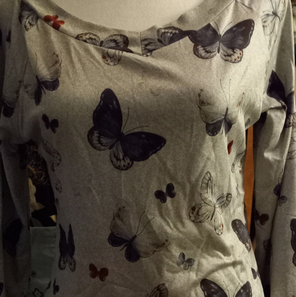 New,butterfly print gray stretch long sleeve scoop neck knit top size medium.